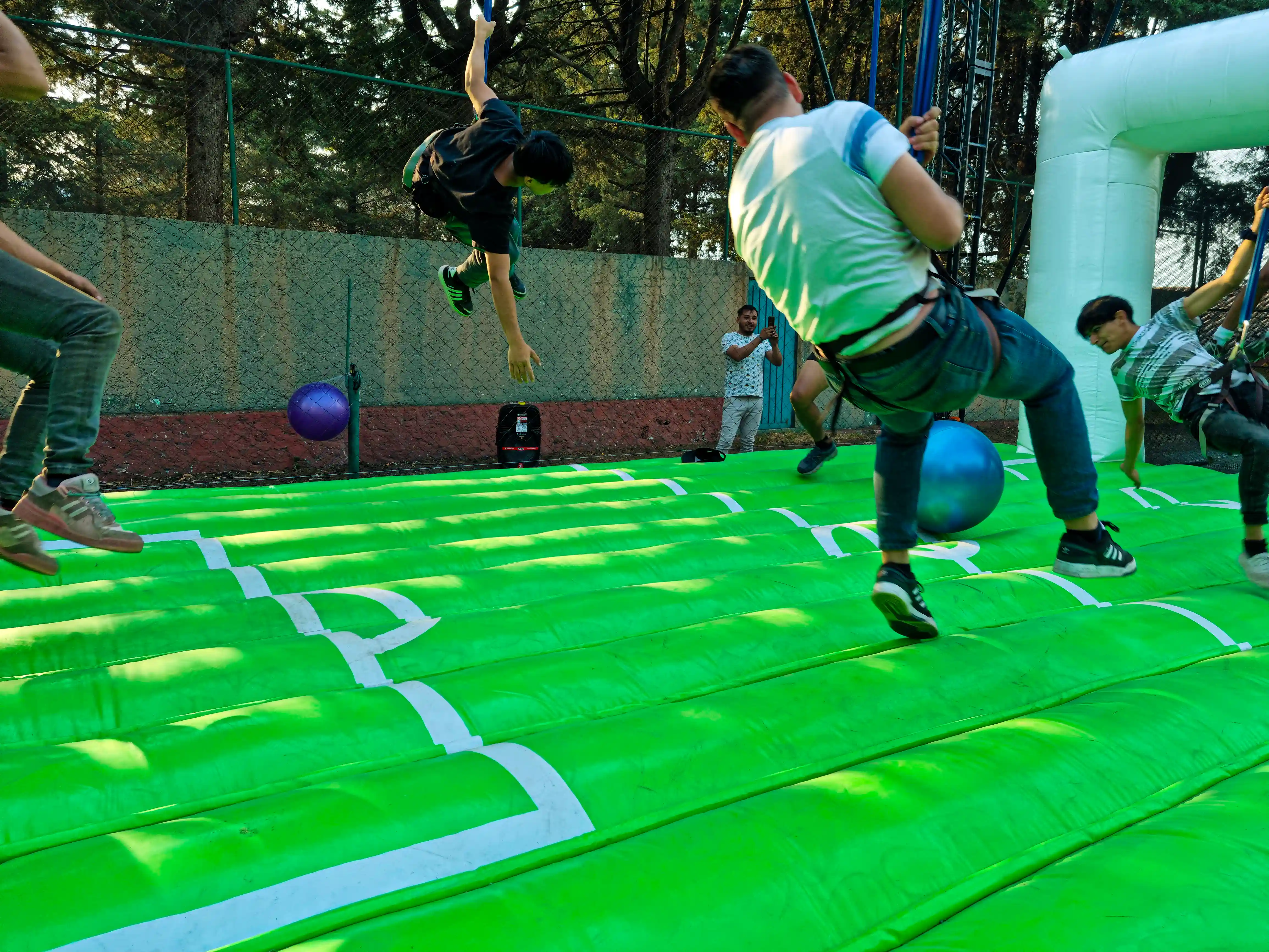 Fútbol Bungee Gigante
