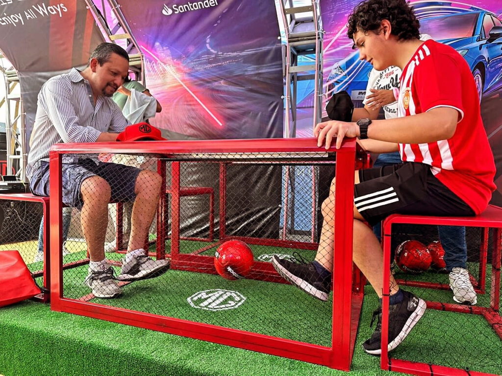 Dos personas jugando en un evento.